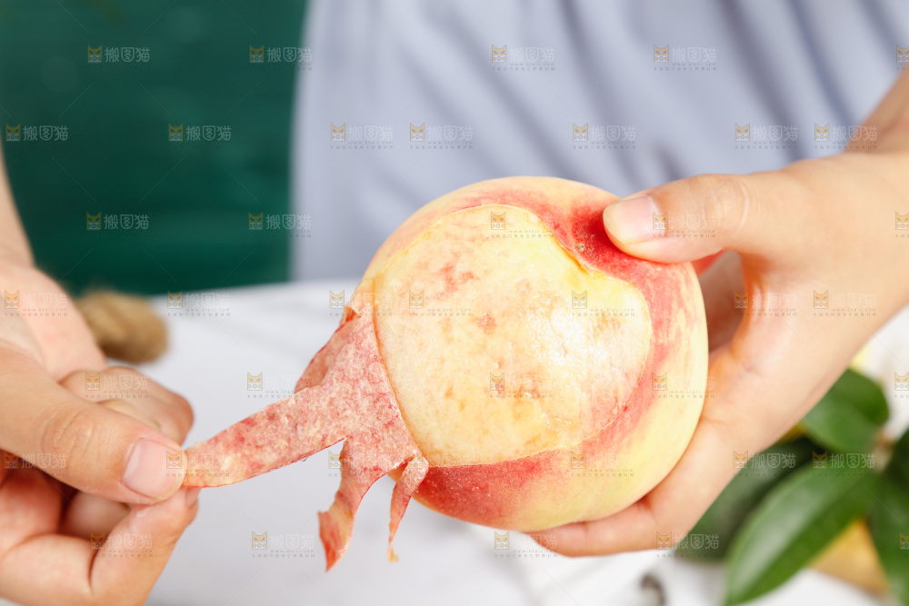 手里撕着水蜜桃皮