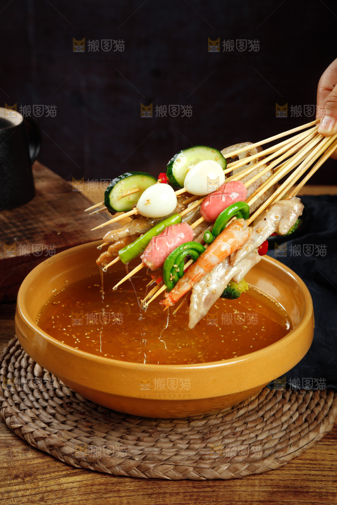 手里拿着冷锅串串