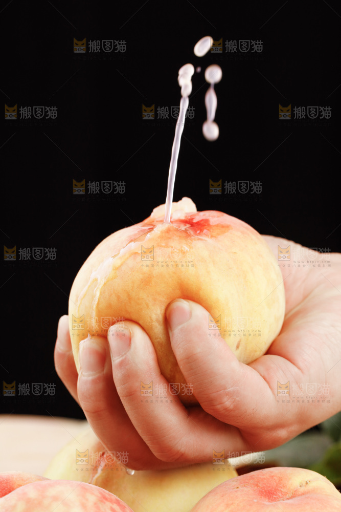 手里爆汁的水蜜桃