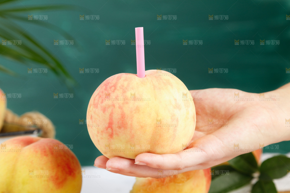 手里拿着水蜜桃