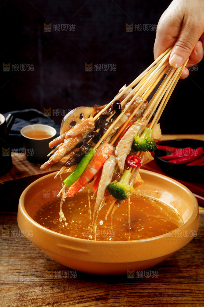 手里拿着冷锅串串