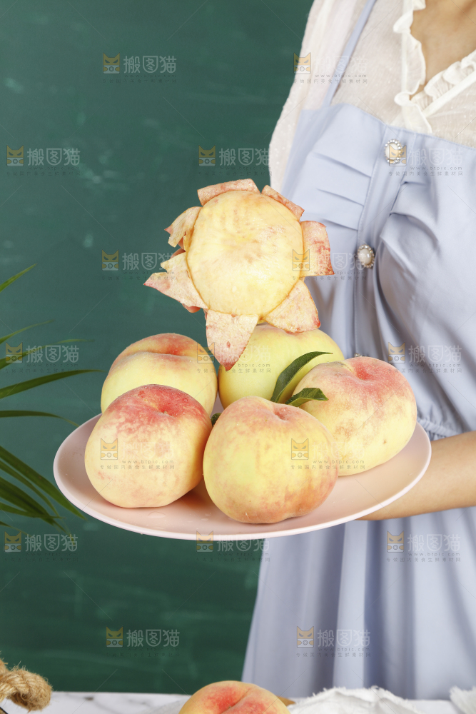 手里端着一盘水蜜桃