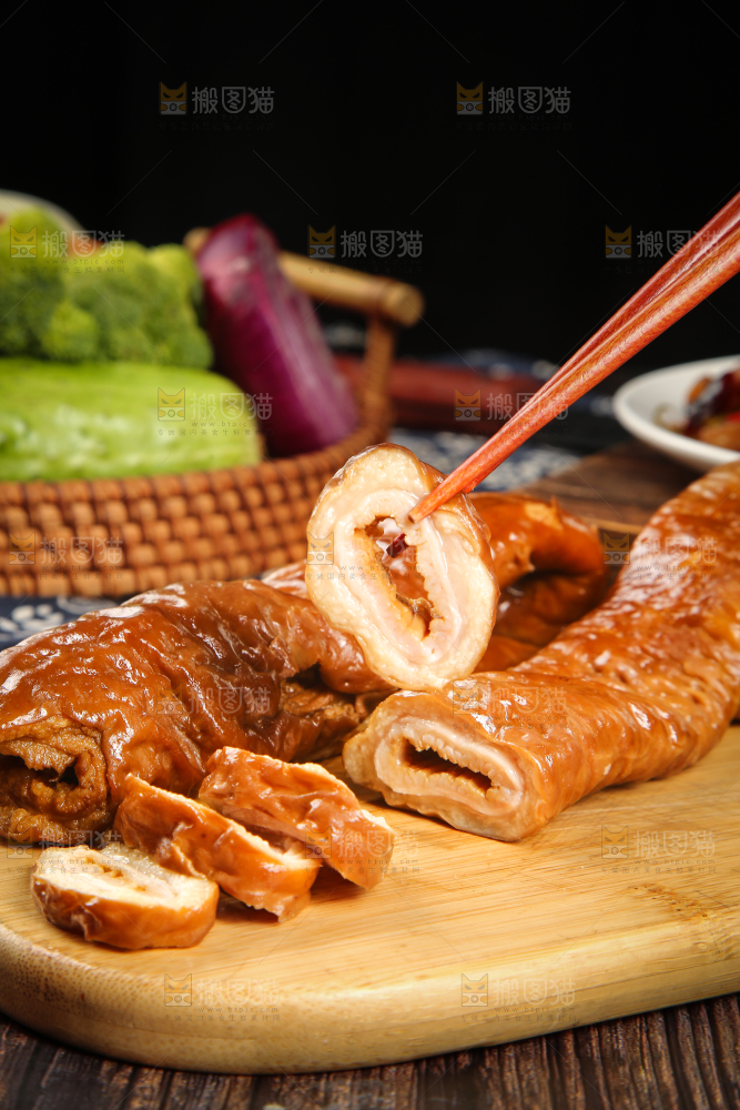 筷子上夹着肥肠