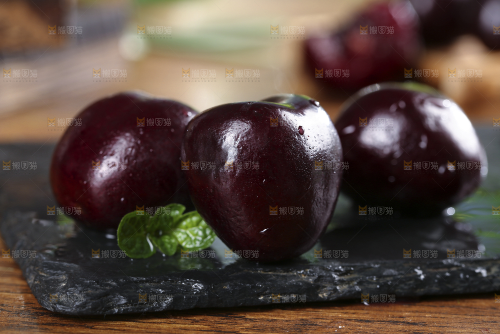 黑石板上放着黑珍珠车车厘子