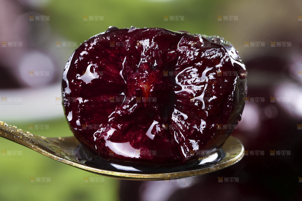 勺子上舀着黑珍珠大樱桃