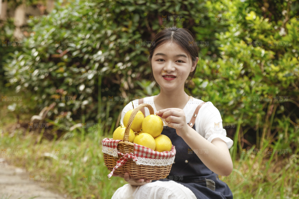 女孩手里端着一篮黄金百香果