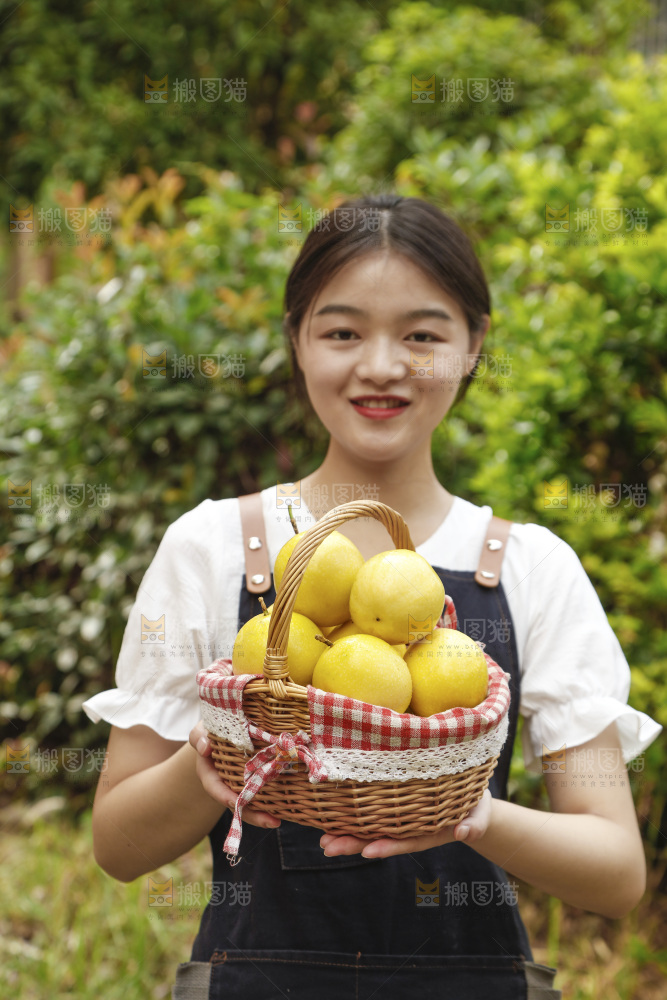女孩手里端着一篮新鲜黄金百香果