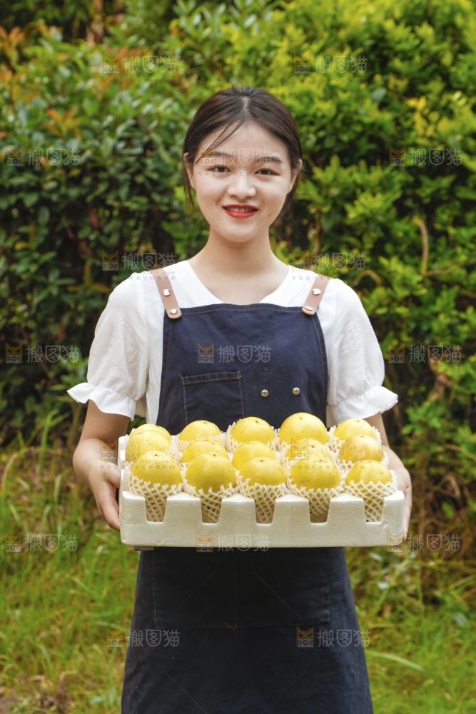 女孩手上端着一箱黄金百香果