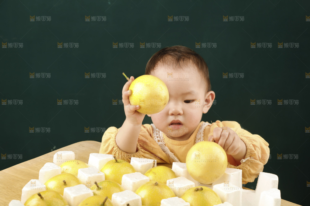 小孩手里拿着黄金百香果