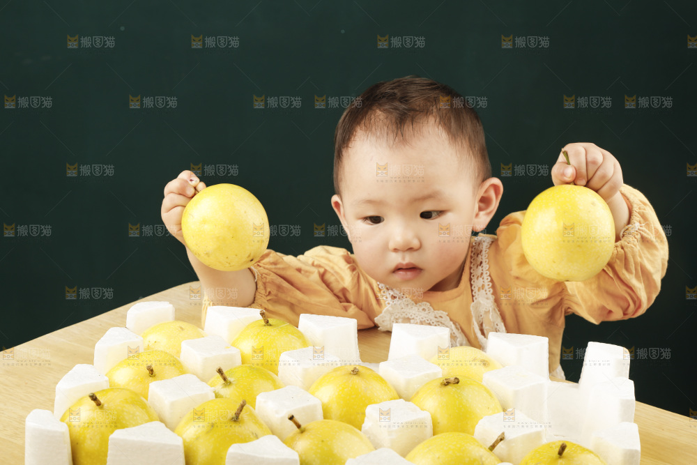 小孩手里拿着黄金百香果