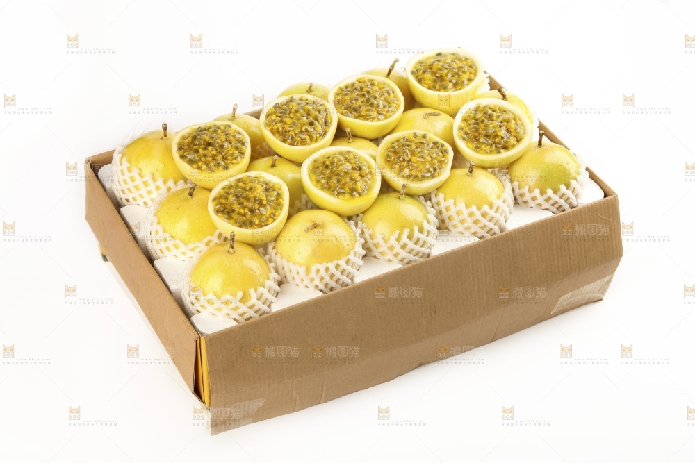 白底上放着一箱黄金百香果