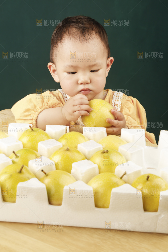 小孩手里拿着黄金百香果