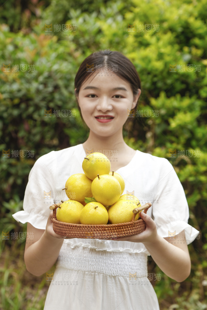女孩手里端着一篮黄金百香果