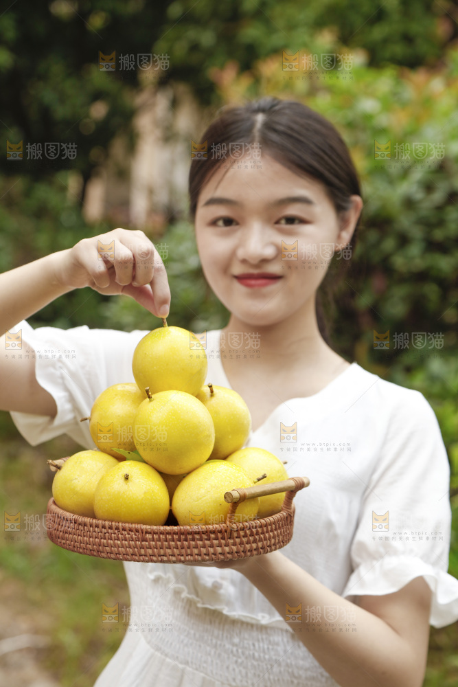 女孩手里端着一盘黄金百香果