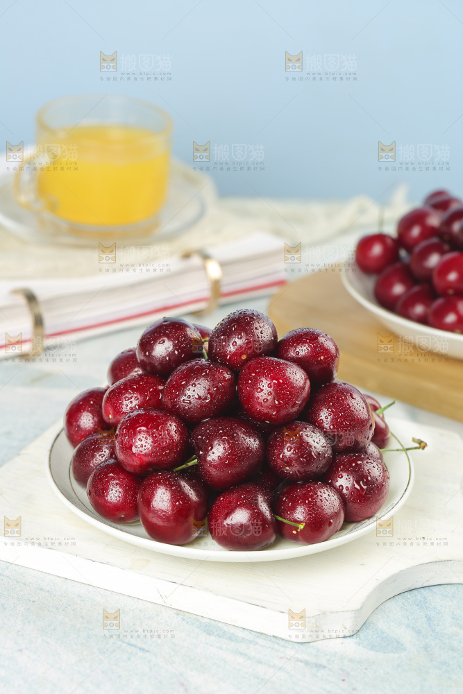 白底上放着一盘大樱桃