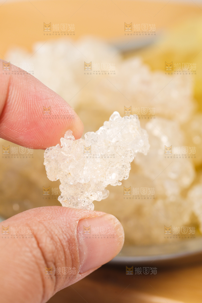 手里拿着雪燕
