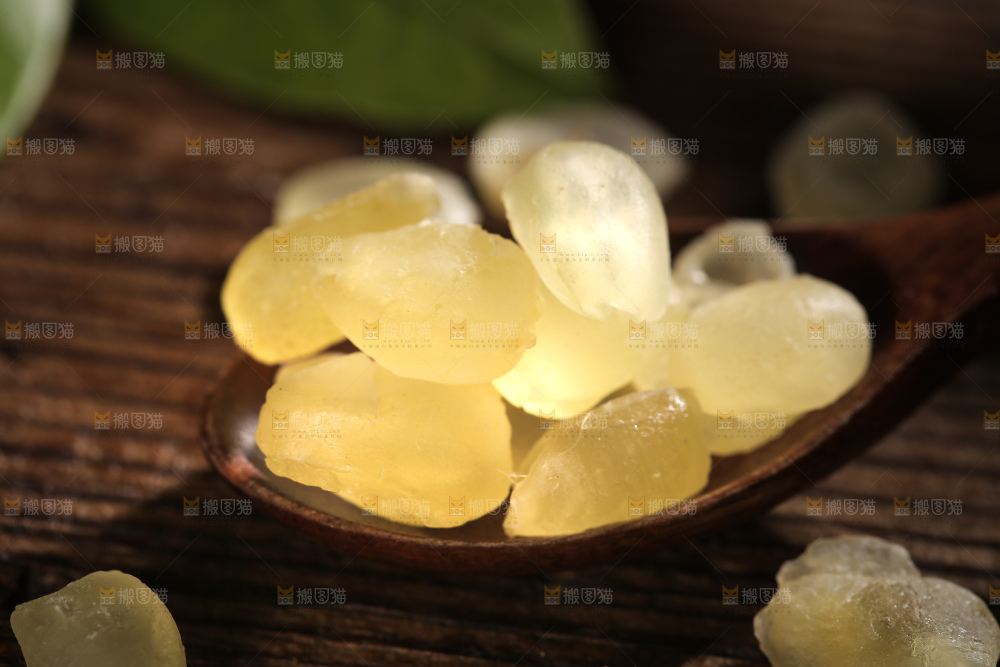 勺子上舀着双荚皂角米