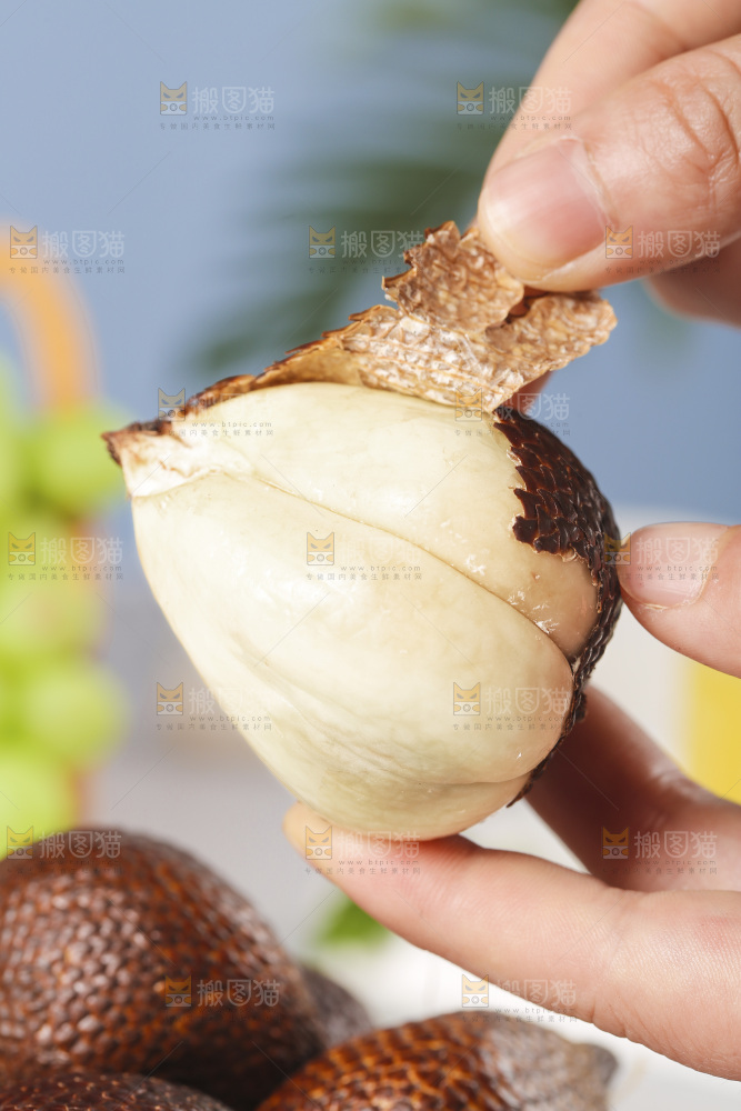 手剥新鲜印尼蛇皮果