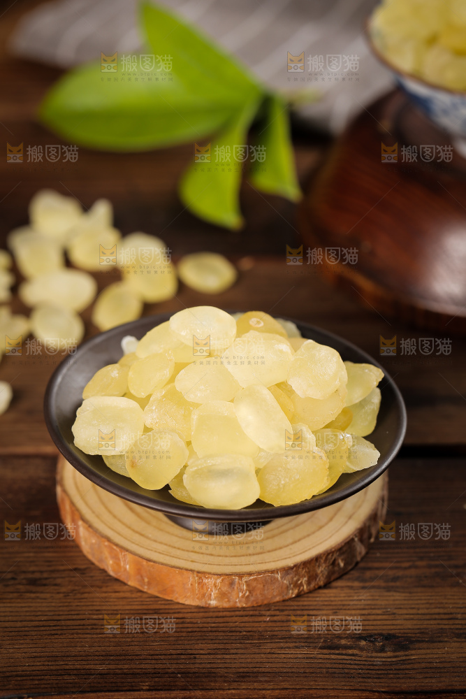 木板上放着一盘皂角米