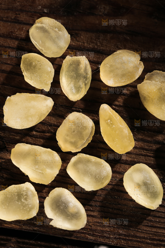 桌子上放着皂角米