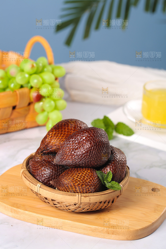 木板上放着一篮蛇皮果