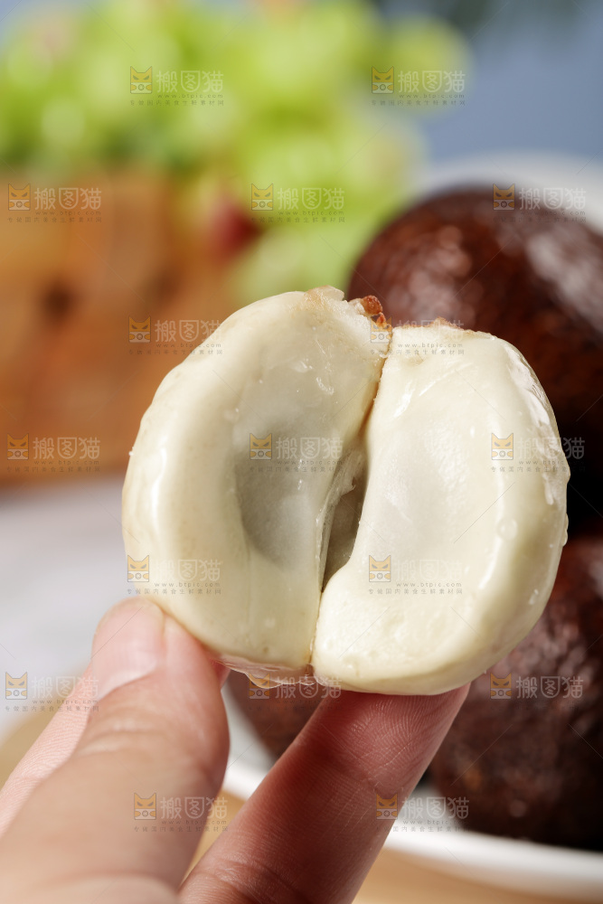 手里拿着着印尼蛇皮果果肉