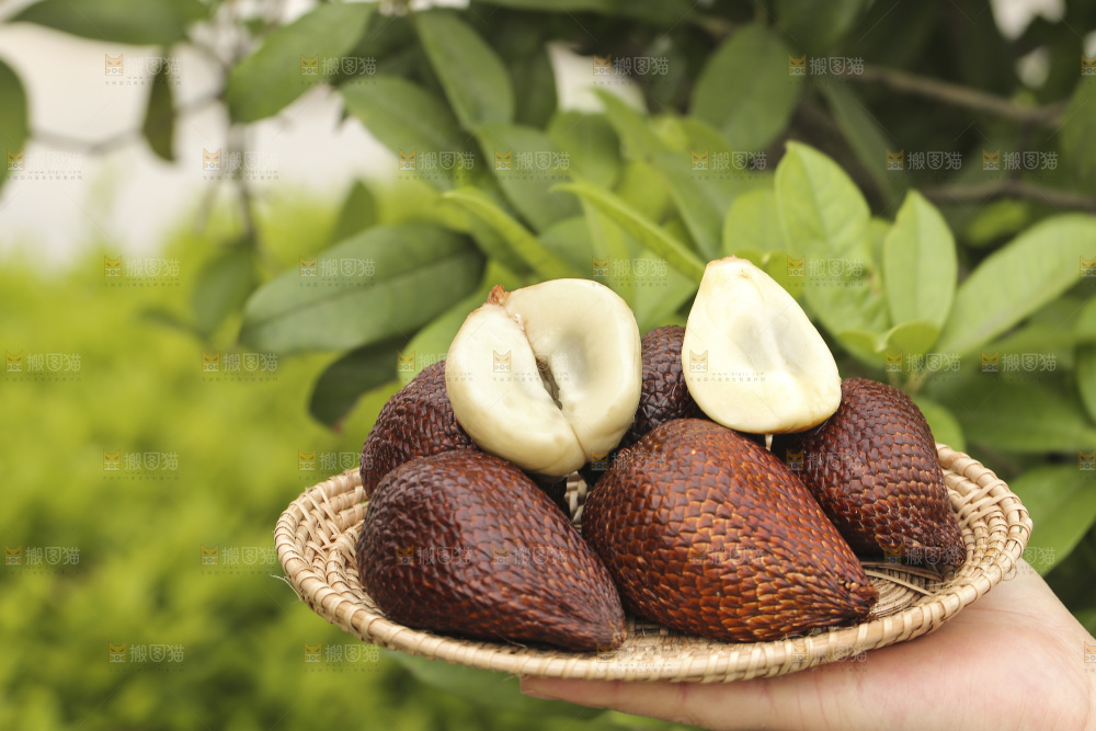 手里端着一盘蛇皮果