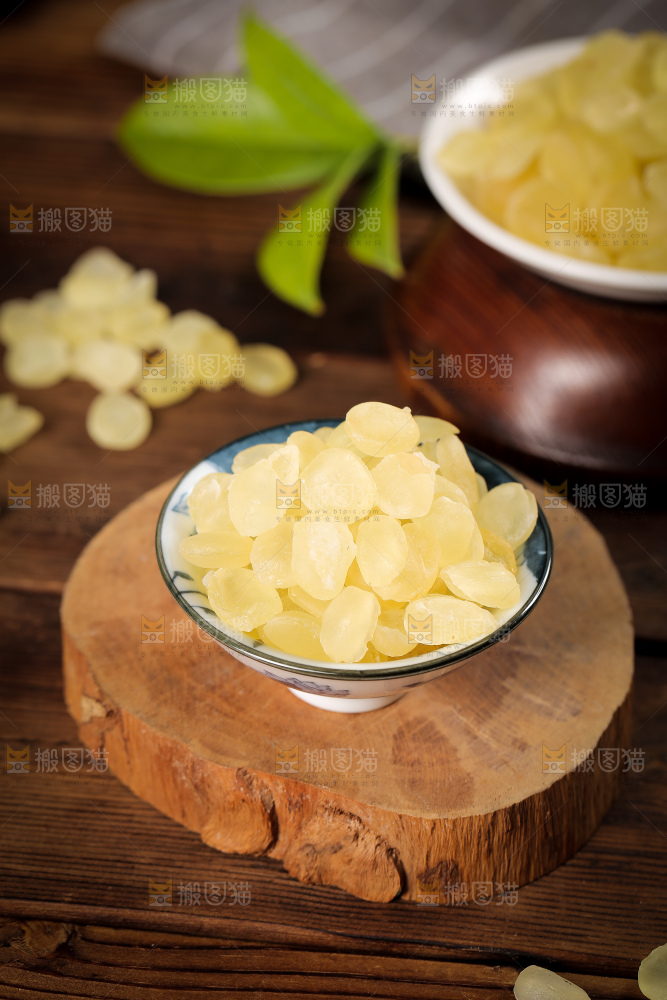 木板上放着一碗皂角米