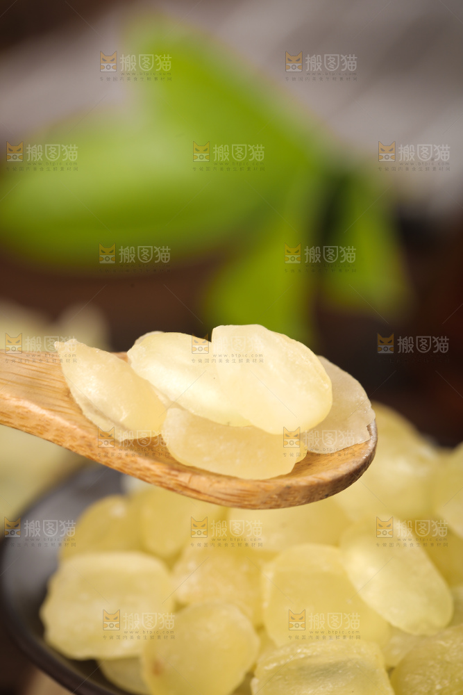 勺子上舀着双荚皂角米