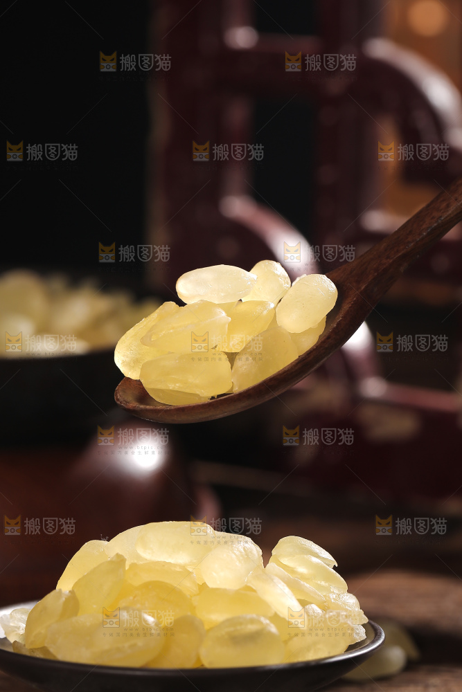 勺子上舀着云南皂角米