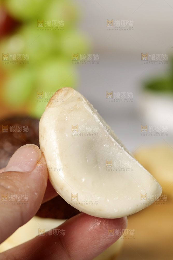 手里拿着着蛇皮果果肉