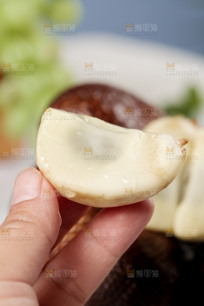 手里拿着着印尼蛇皮果果肉