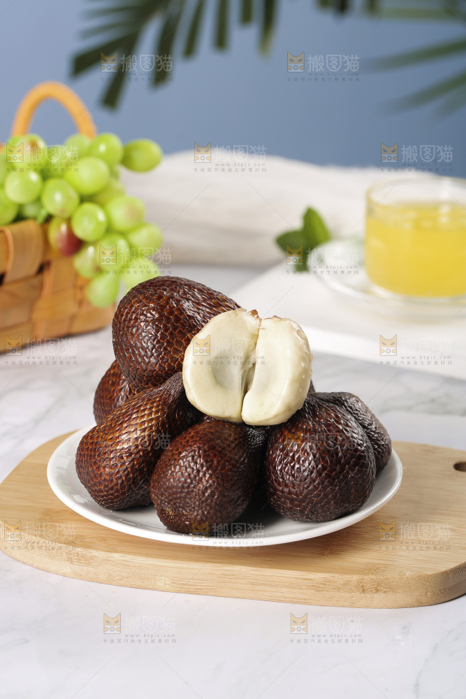 木板上放着一盘蛇皮果