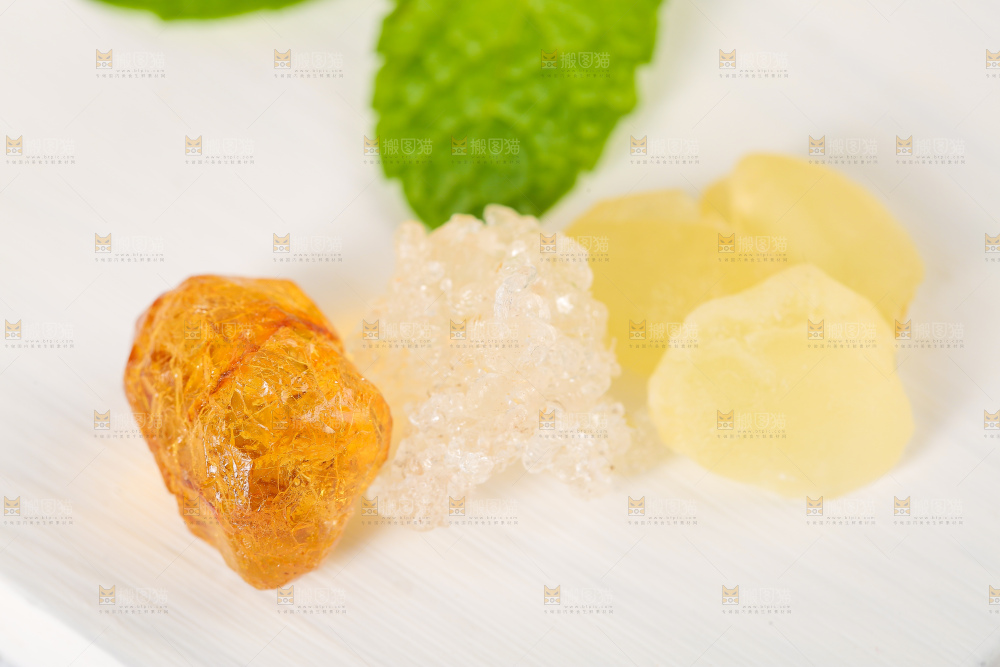 木板上放着桃胶雪燕皂角米