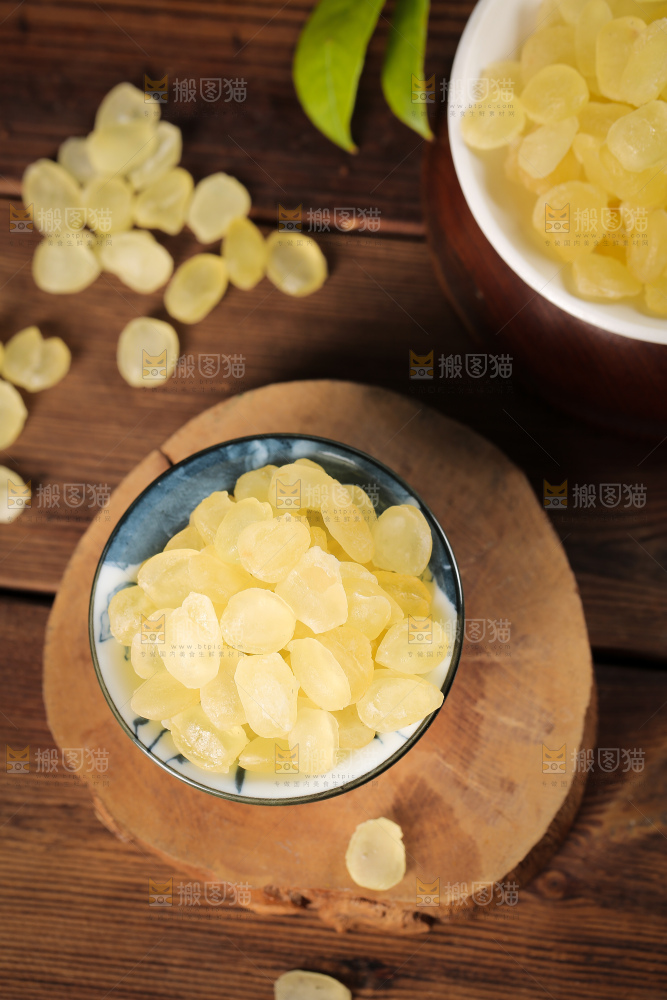 木板上放着一碗皂角米