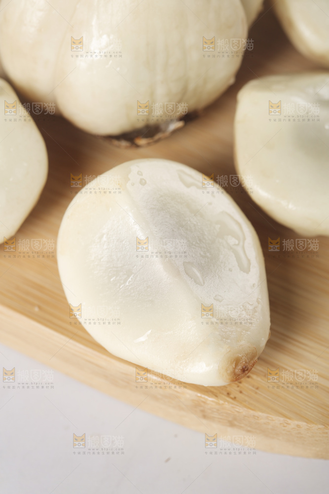 木板上放着蛇皮果果肉