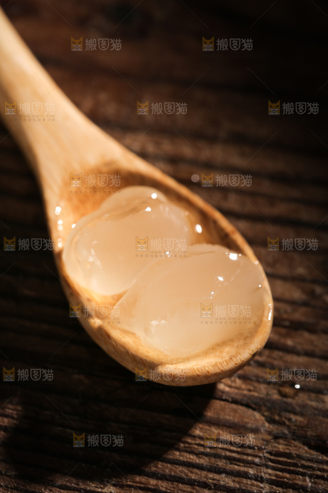 勺子上舀着泡发过的皂角米