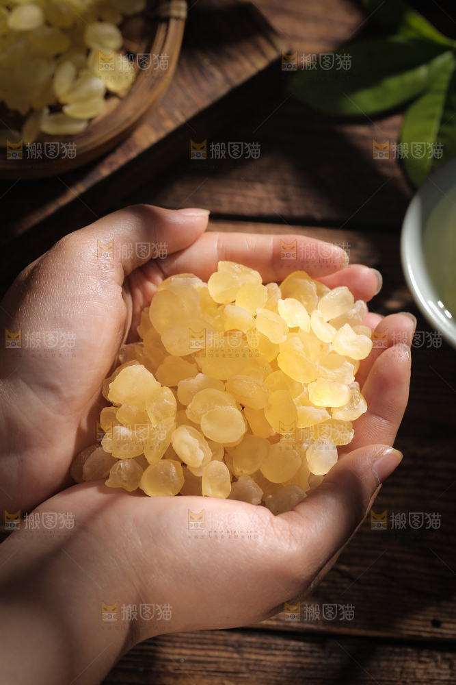 手里捧着皂角米