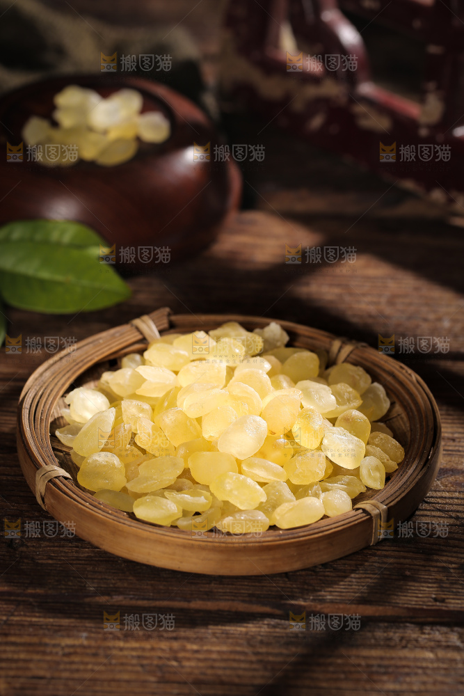 桌子上放着一篮皂角米