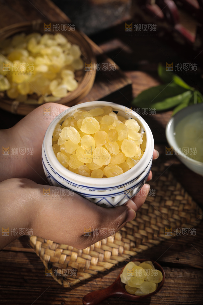 手里端着一碗皂角米