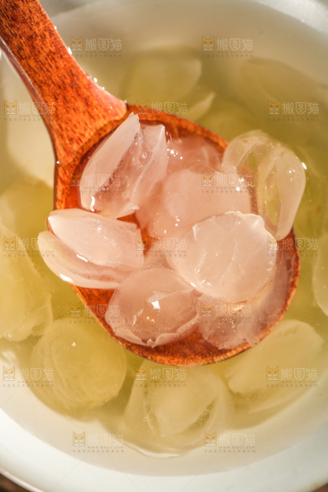勺子上舀着泡发过的皂角米
