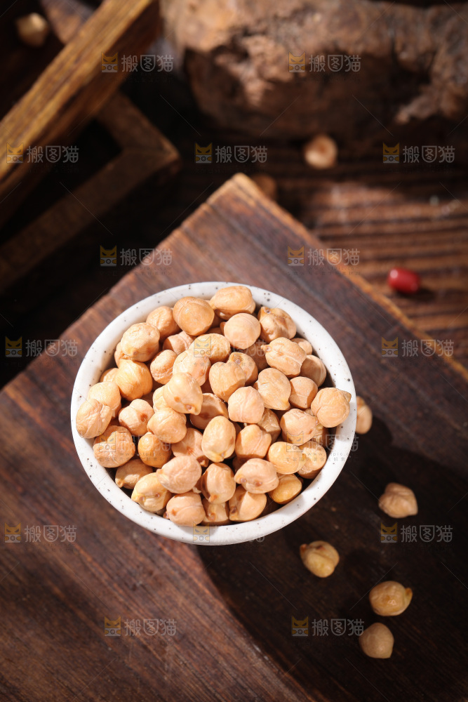 木板上放着一盘鹰嘴豆