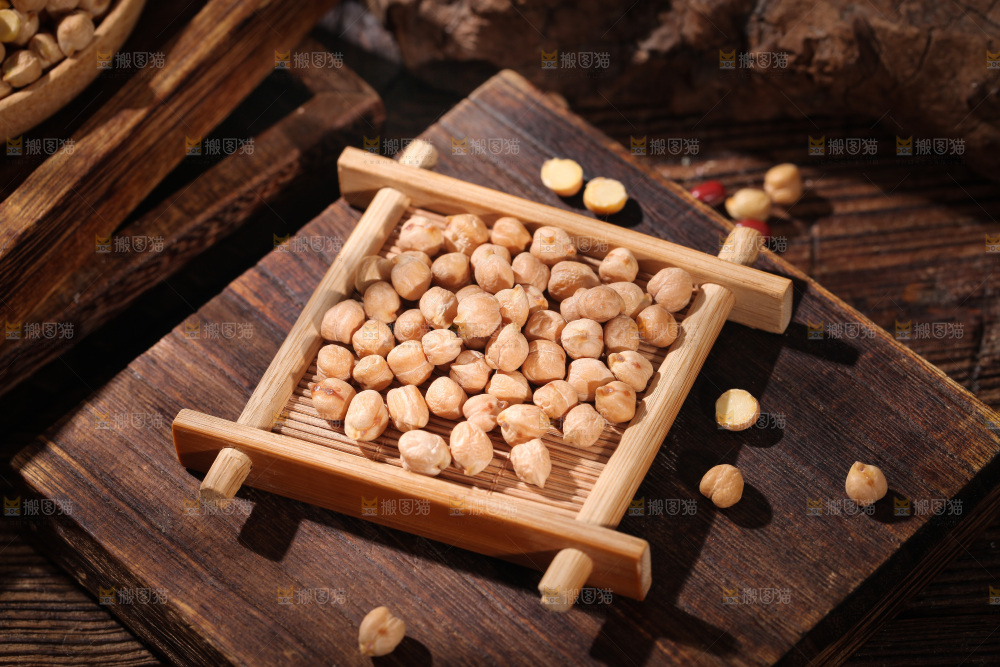 木垫上放着鹰嘴豆