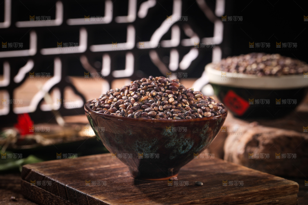 木板上放着一碗黑青稞