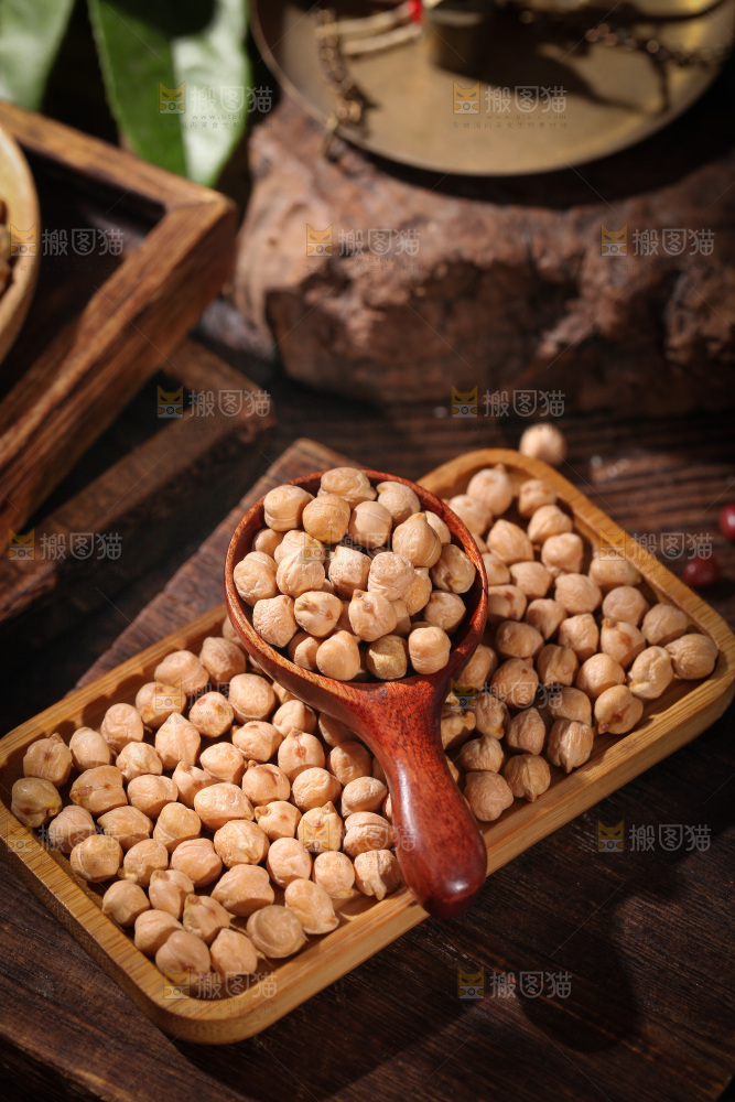木板上放着一盘鹰嘴豆