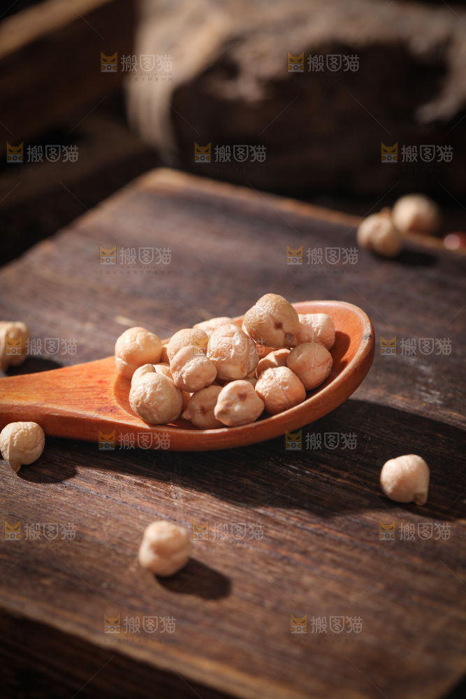 木板上放着一勺鹰嘴豆