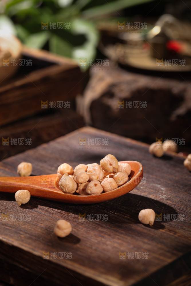 木板上放着一勺鹰嘴豆