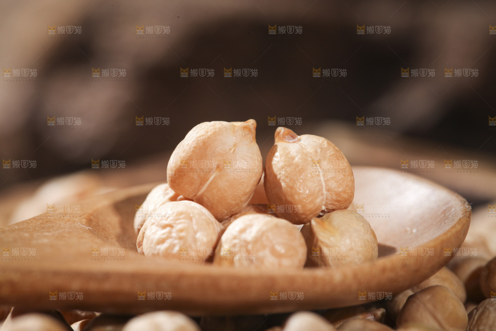 勺子上舀着新疆鹰嘴豆