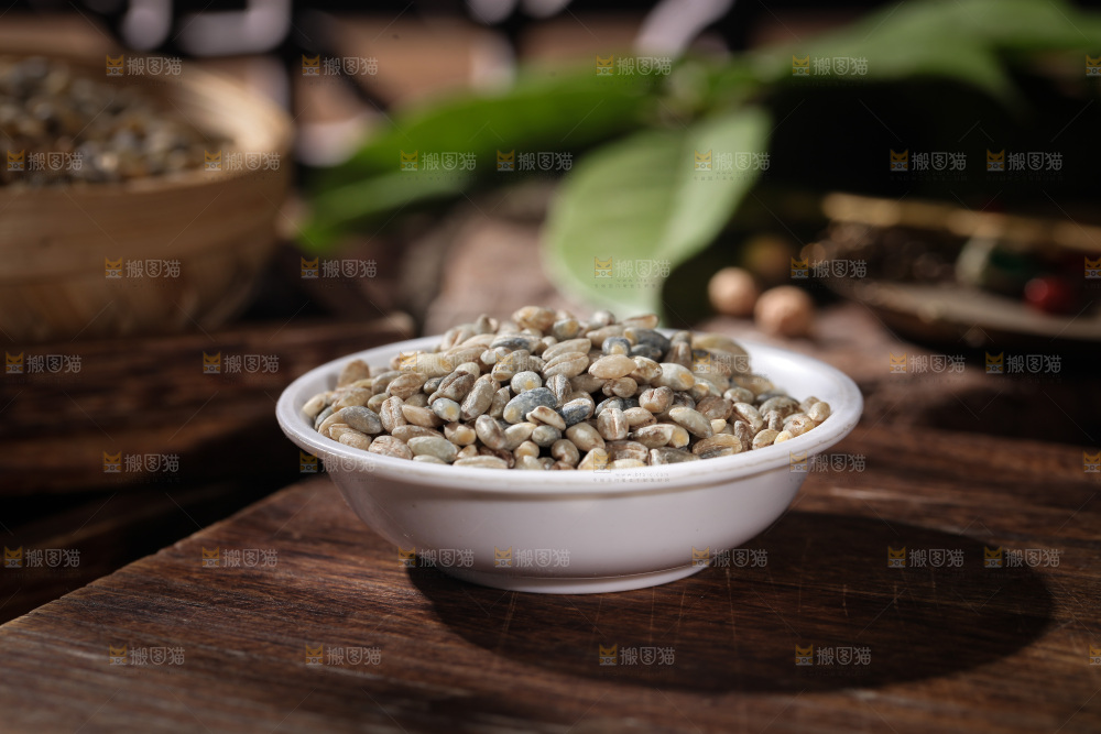 木板上放着一碗蓝青稞