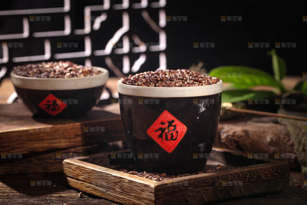 木板上放着一碗黑小麦